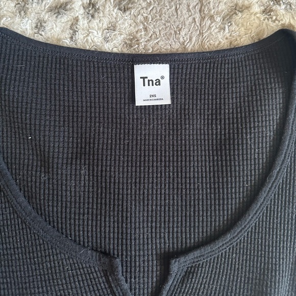 Aritzia black waffle top - Picture 3 of 4